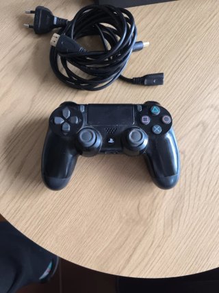 PS4 (PlayStation 4) Negra + Mando y Cables