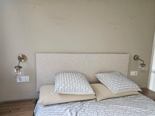 Lámpara de pared LED dorada y transparente