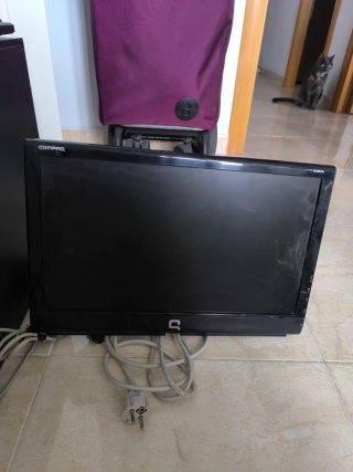 SE REGALA ordenador PC con ratón y cables y pantal