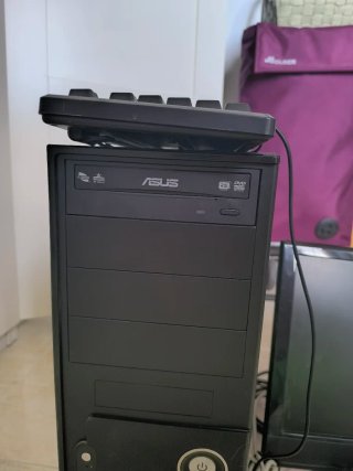 SE REGALA ordenador PC con ratón y cables y pantal