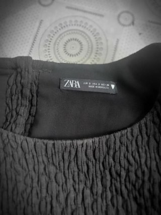 Blusa negra con volantes