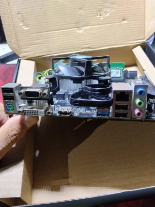 Placa base ASRock con procesador y RAM