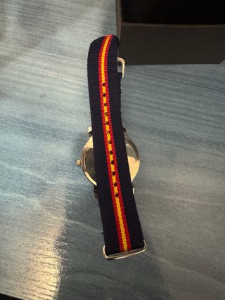 Reloj de pulsera con correa de bandera