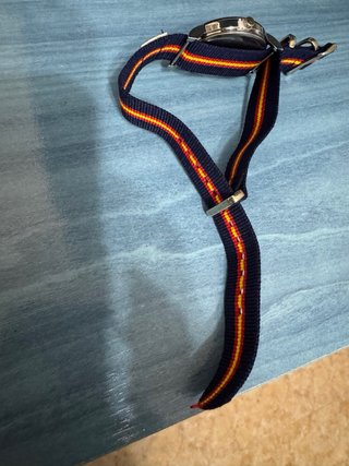 Reloj de pulsera con correa de bandera