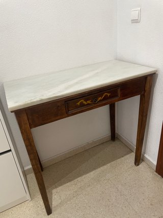 Mesa antigua de madera y mármol