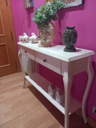 Aparador blanco con detalles decorativos