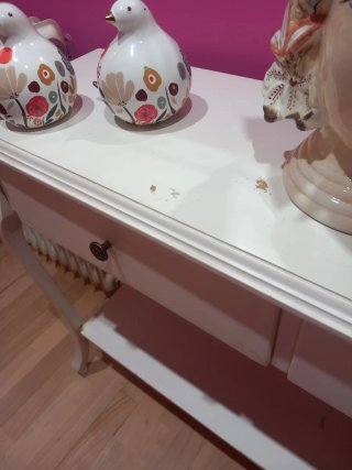 Aparador blanco con detalles decorativos