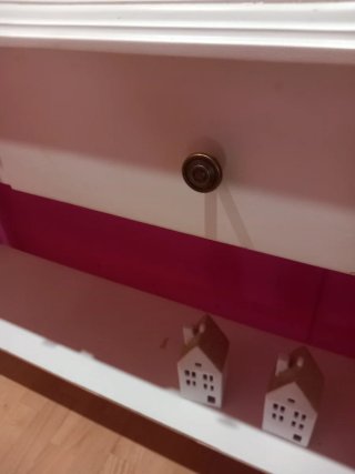 Aparador blanco con detalles decorativos