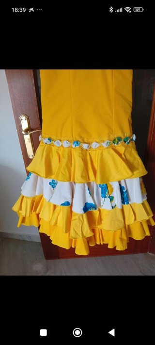 Traje de flamenca amarillo y verde