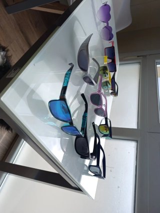 Gafas de sol azules y moradas