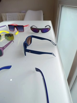 Gafas de sol azules y moradas