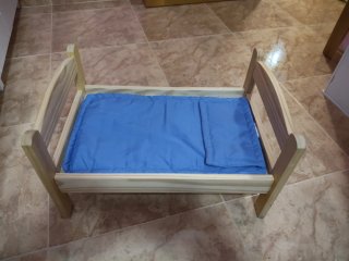 Letto giocattolo in legno con materasso blu