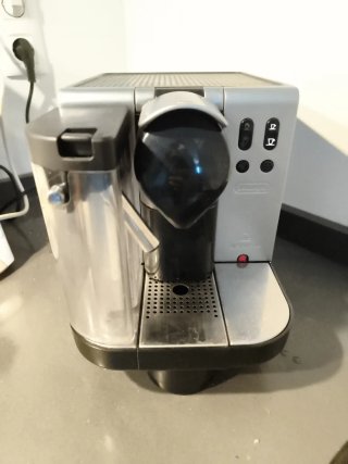 Macchina da caffè Nespresso Delonghi con serbatoio per il latte