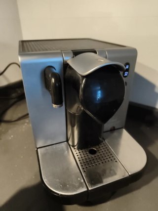 Macchina da caffè Nespresso Delonghi con serbatoio per il latte
