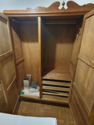 Ropero antiguo de madera
