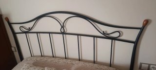 Cabecero de forja negro y madera