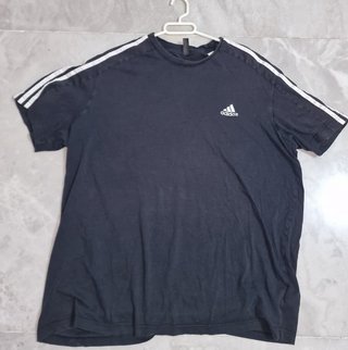 Camiseta Adidas Negra con Rayas Blancas