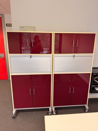Armarios de oficina rojos y plateados