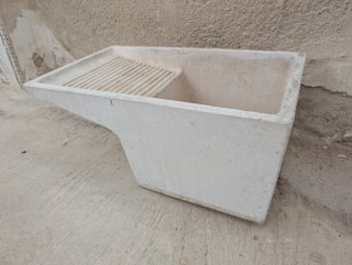 Pila de piedra antigua para lavadero