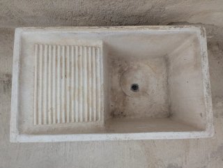 Pila de piedra antigua para lavadero