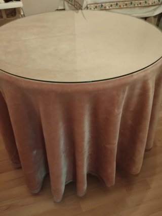 Mesa redonda de madera rustica.