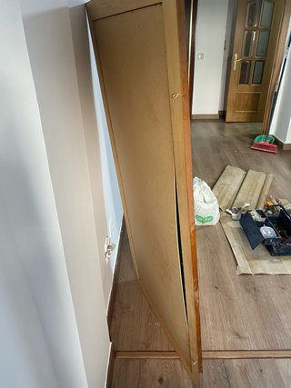 Espejo de madera con marco dorado