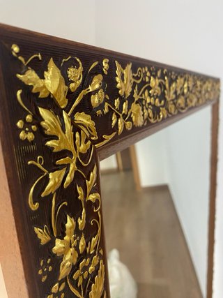 Espejo de madera con marco dorado