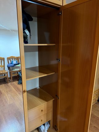 Armario de madera con puertas de espejo