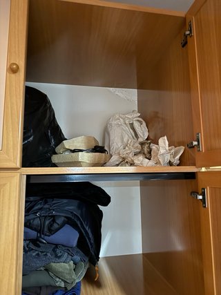 Armario de madera con puertas de espejo