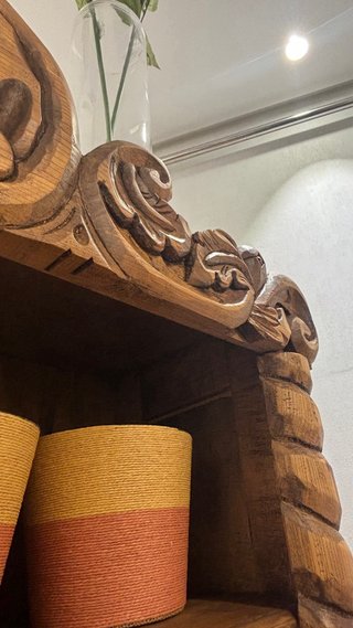 Librero de madera maciza tallada