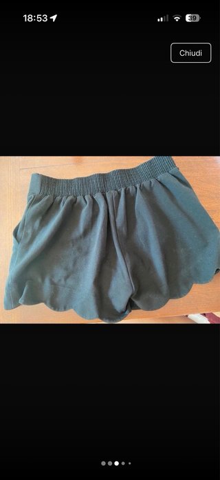 Shorts neri con orlo smerlato