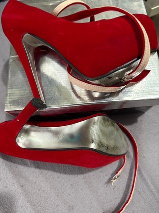 Zapatos de tacón rojos