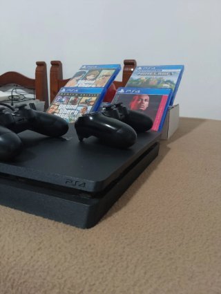 PS4 Slim 1TB + 4 Juegos + 2 Mandos