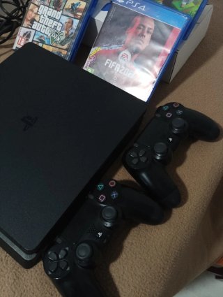 PS4 Slim 1TB + 4 Juegos + 2 Mandos