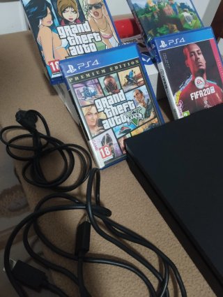 PS4 Slim 1TB + 4 Juegos + 2 Mandos