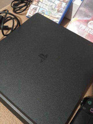 PS4 Slim 1TB + 4 Juegos + 2 Mandos