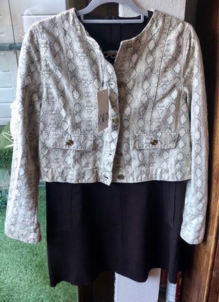 Conjunto Vestido Marrón y Chaqueta Estampada