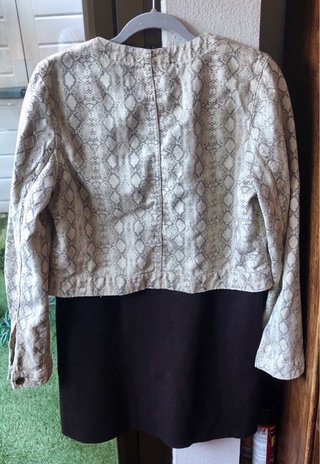Conjunto Vestido Marrón y Chaqueta Estampada