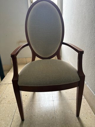 Sillón de madera y tela beige
