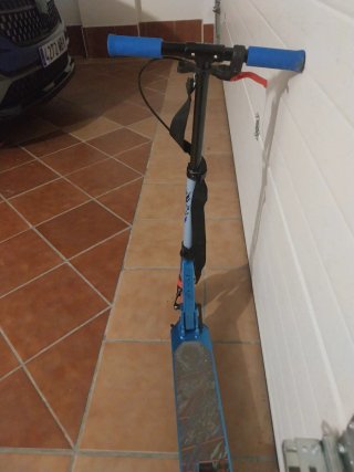 Patinete Decathlon niño azul. Solo usado u na vez