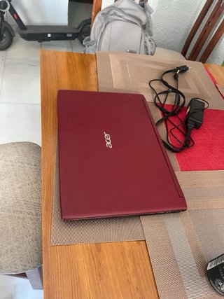 Ordenador portátil Acer rojo