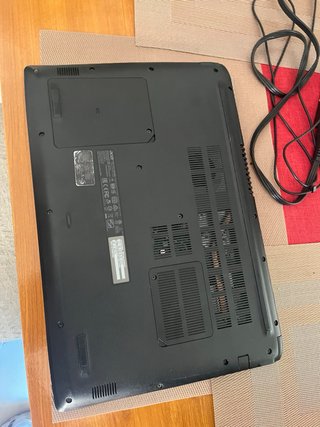 Ordenador portátil Acer rojo