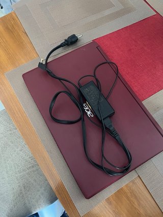 Ordenador portátil Acer rojo