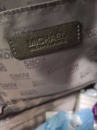 Bolso Michael Kors plateado con tachuelas
