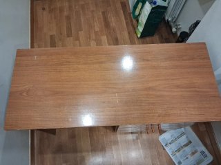 Escritorio de madera con cajones