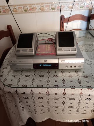 Reproductor DVD con altavoces y colección DVDs