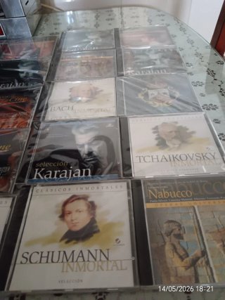 Reproductor DVD con altavoces y colección DVDs