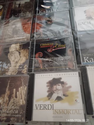 Reproductor DVD con altavoces y colección DVDs