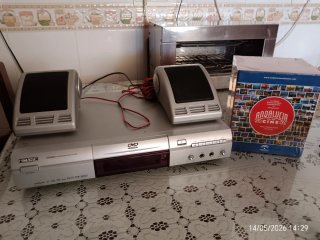 Reproductor DVD con altavoces y colección DVDs