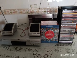 Reproductor DVD con altavoces y colección DVDs